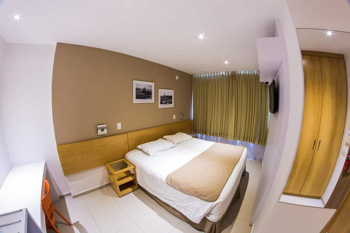 Minibar, in-room safe, blackout drapes, WiFi (free)