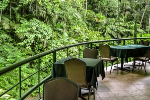 Se sirven desayunos, almuerzos y cenas; con vista al jardín