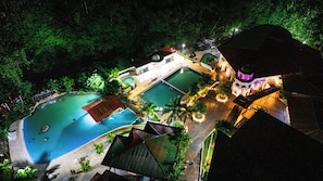 A resort with multiple swimming pools, a covered area, and a building with a dome. - Hotel El Tucano Resort & Thermal Spa (La Palmeria)