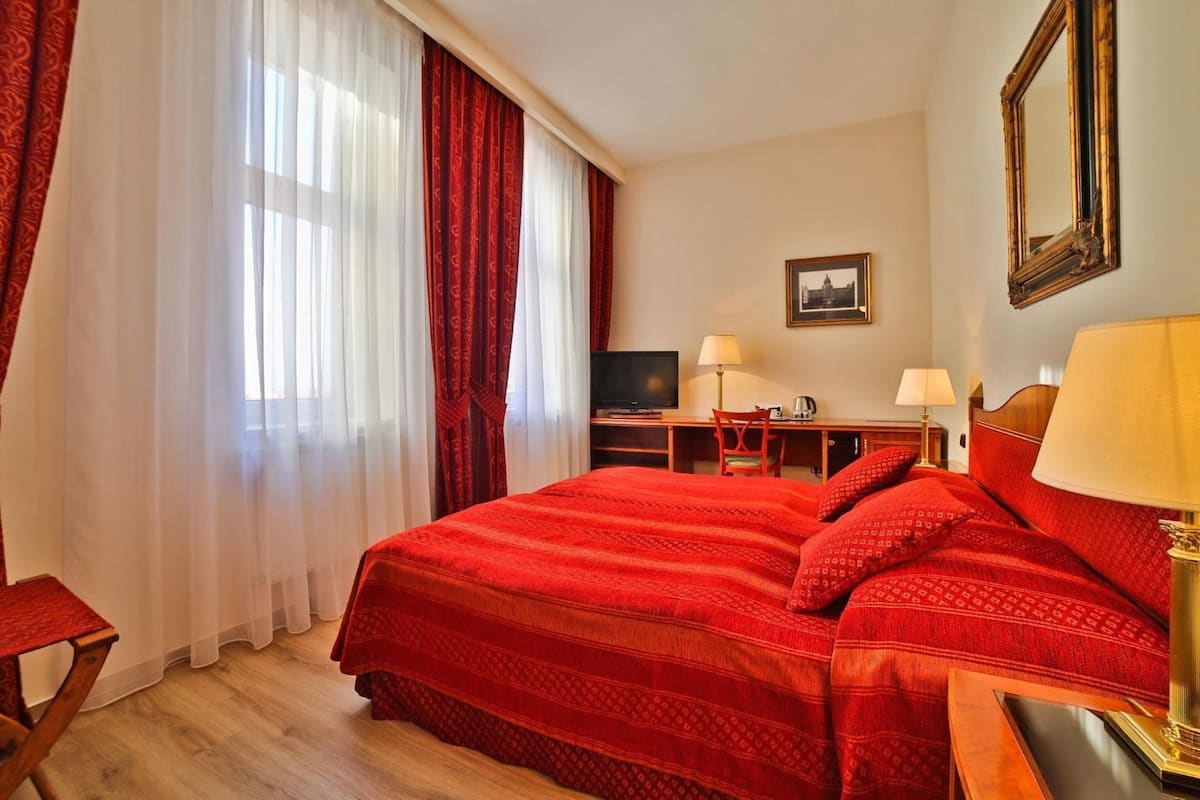 Minibar, odada kasa, masa, ücretsiz kablosuz İnternet 