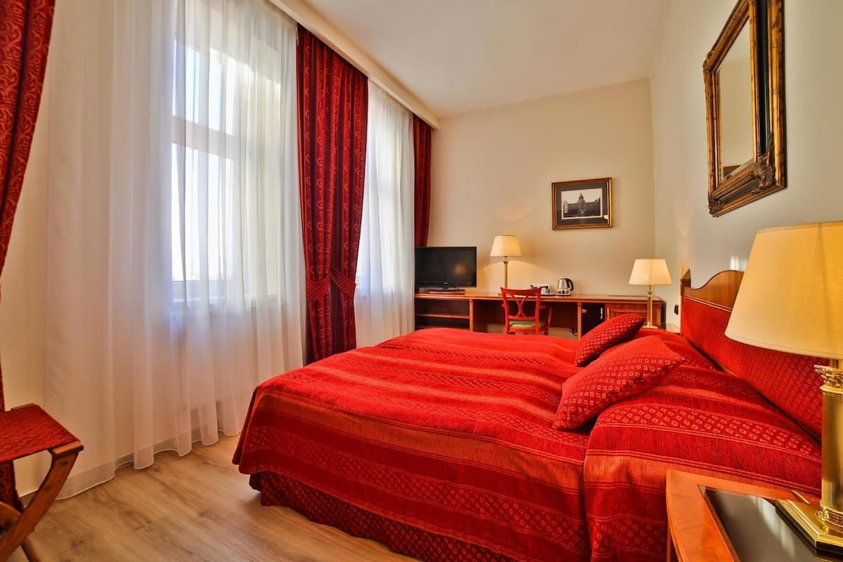 Minibar, odada kasa, masa, ücretsiz kablosuz İnternet 