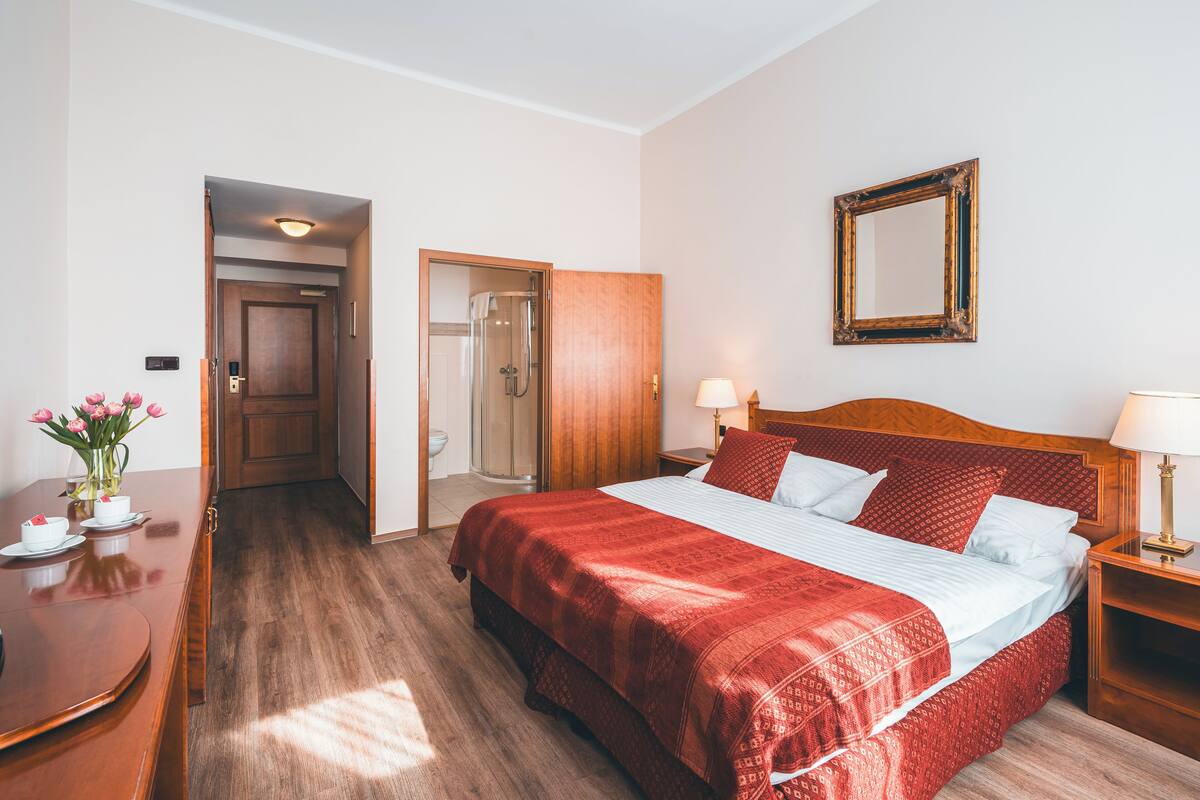 Tek Büyük Yataklı Oda | Minibar, odada kasa, masa, ücretsiz kablosuz İnternet 