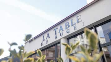 Ontbijt, serveert lunch, diner, regionale gerechten, openlucht dineren