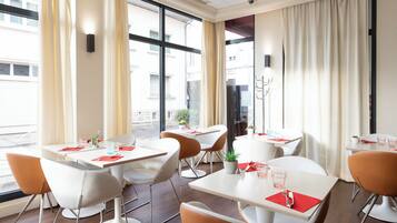 Petit déjeuner buffet (12 EUR par personne)