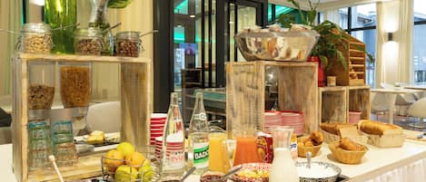 TĂ€gliches FrĂŒhstĂŒcksbuffet (12 EUR pro Person)