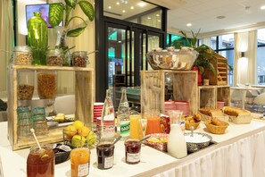 Desayuno buffet (EUR 12 por persona) 