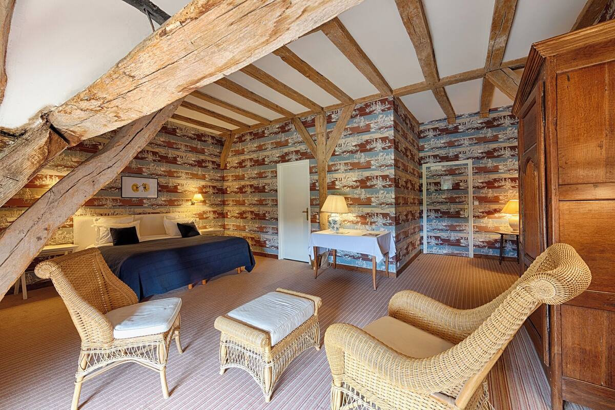 pavillon classic room | premium bedding, individually decorated, desk, soundproofing