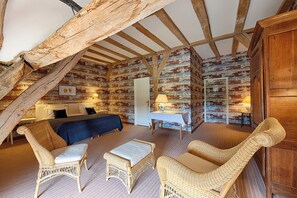 Classic-Zimmer (Pavillon) | Hochwertige Bettwaren, individuell dekoriert, Schreibtisch