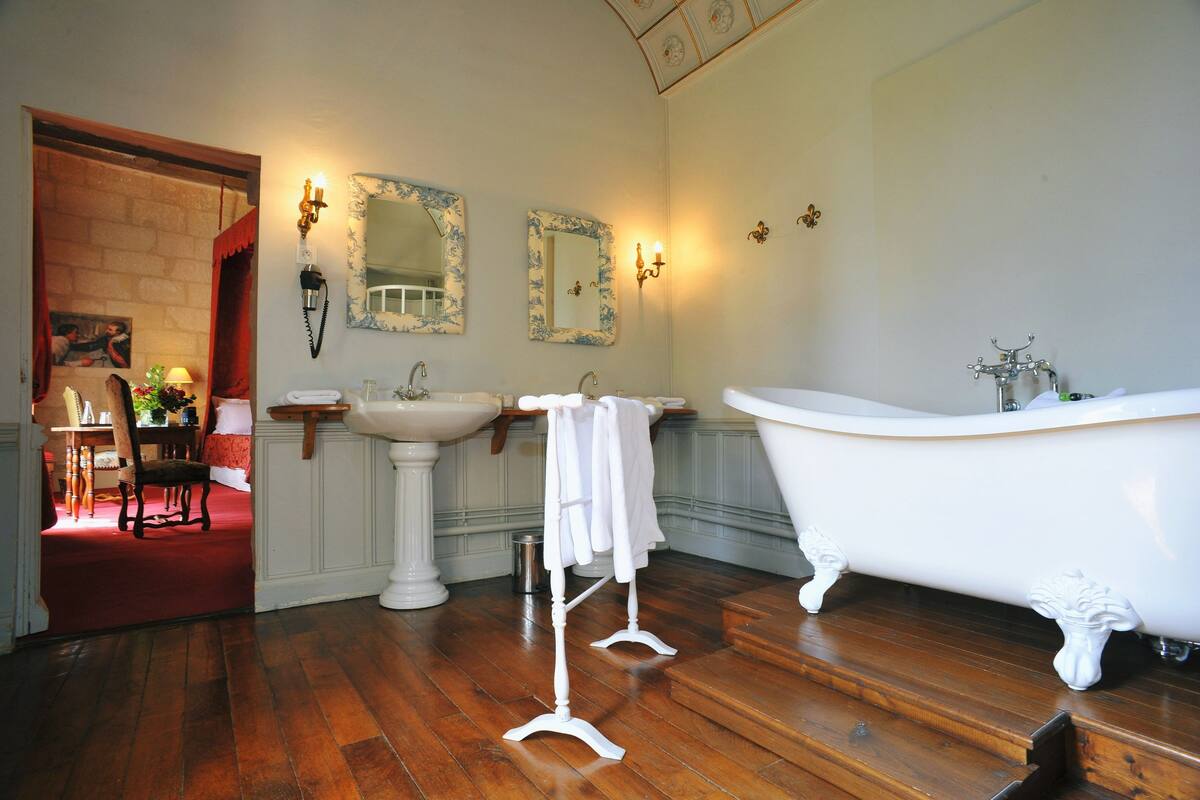 luxury double room | premium bedding, individually decorated, desk, soundproofing