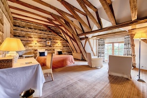 Classic-Zimmer (Pavillon) | Hochwertige Bettwaren, individuell dekoriert, Schreibtisch