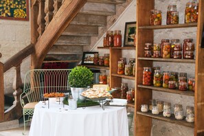 Daily continental breakfast (EUR 17 per person) - Château de la Bourdaisière (Montlouis-sur-Loire)