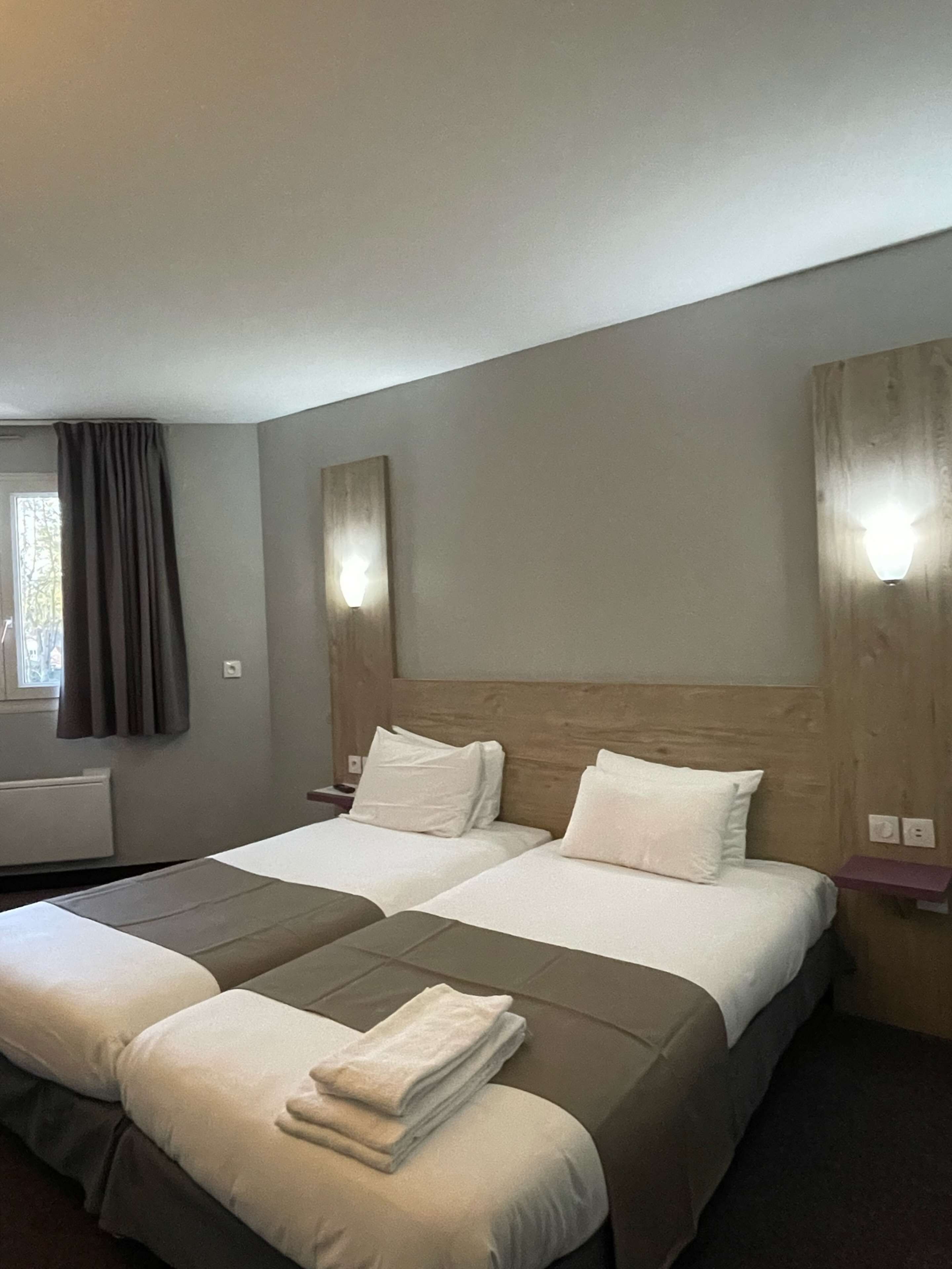 standard room, 2 single beds | premium bedding, desk, blackout curtains, soundproofing