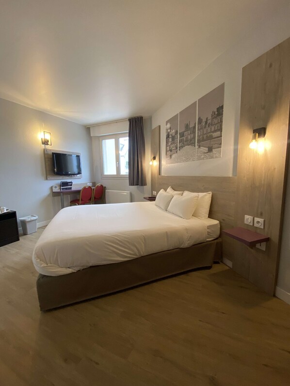 Habitación estándar, 1 cama doble | Ropa de cama de alta calidad, escritorio, cortinas opacas