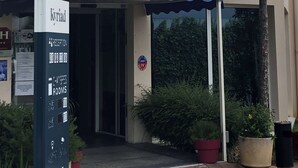A hotel entrance with a sign reading "Kyriad" and "LONIA". - Kyriad Saint Fargeau Ponthierry Apollonia (Saint-Fargeau-Ponthierry)