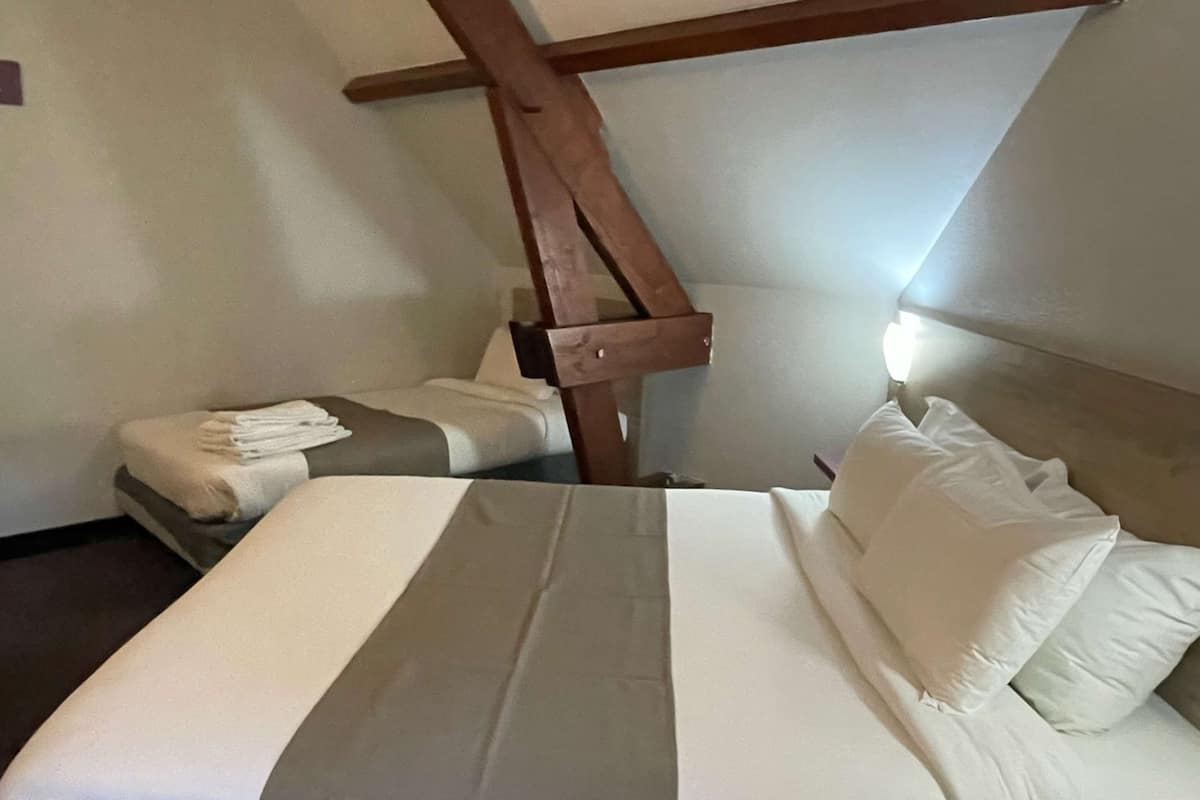 Roupas de cama premium, escrivaninha, cortinas blackout
