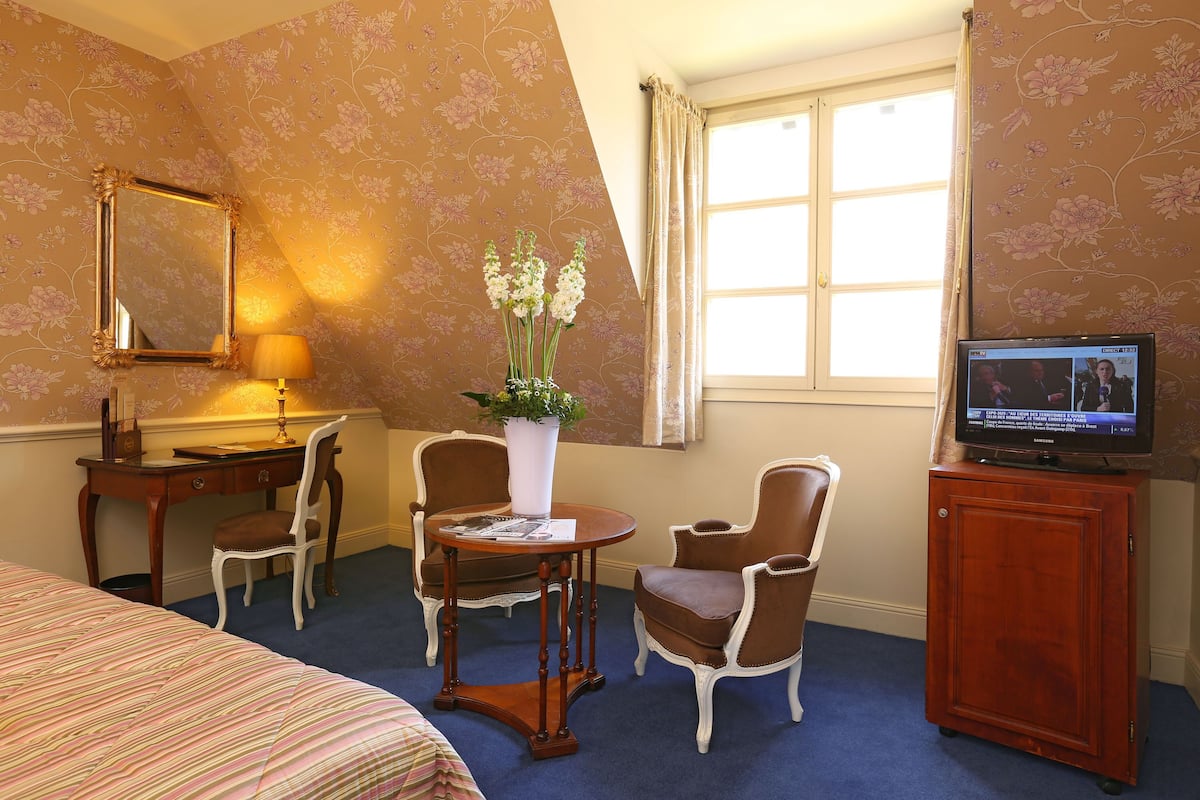 classic room | 1 bedroom, in-room safe, desk, soundproofing