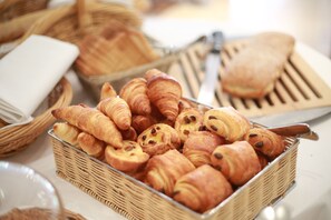 Breakfast buffet - Hôtel Château de l'Ile (Ostwald)
