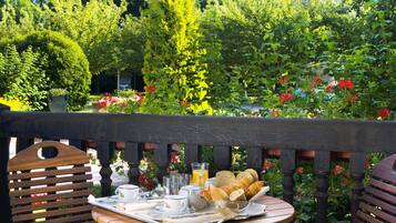 Frokost, lunsj og middag serveres, utsikt mot hagen