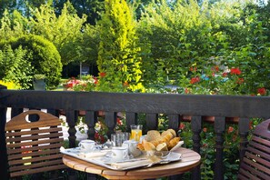 Breakfast, lunch and dinner served - Hôtel Château de l'Ile (Ostwald)