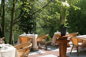 Breakfast, lunch and dinner served - Hôtel Château de l'Ile (Ostwald)
