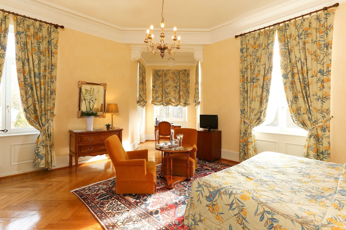 castle room | 1 bedroom, in-room safe, desk, soundproofing