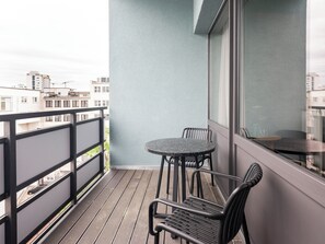 Medium Room with Balcony | Balcon