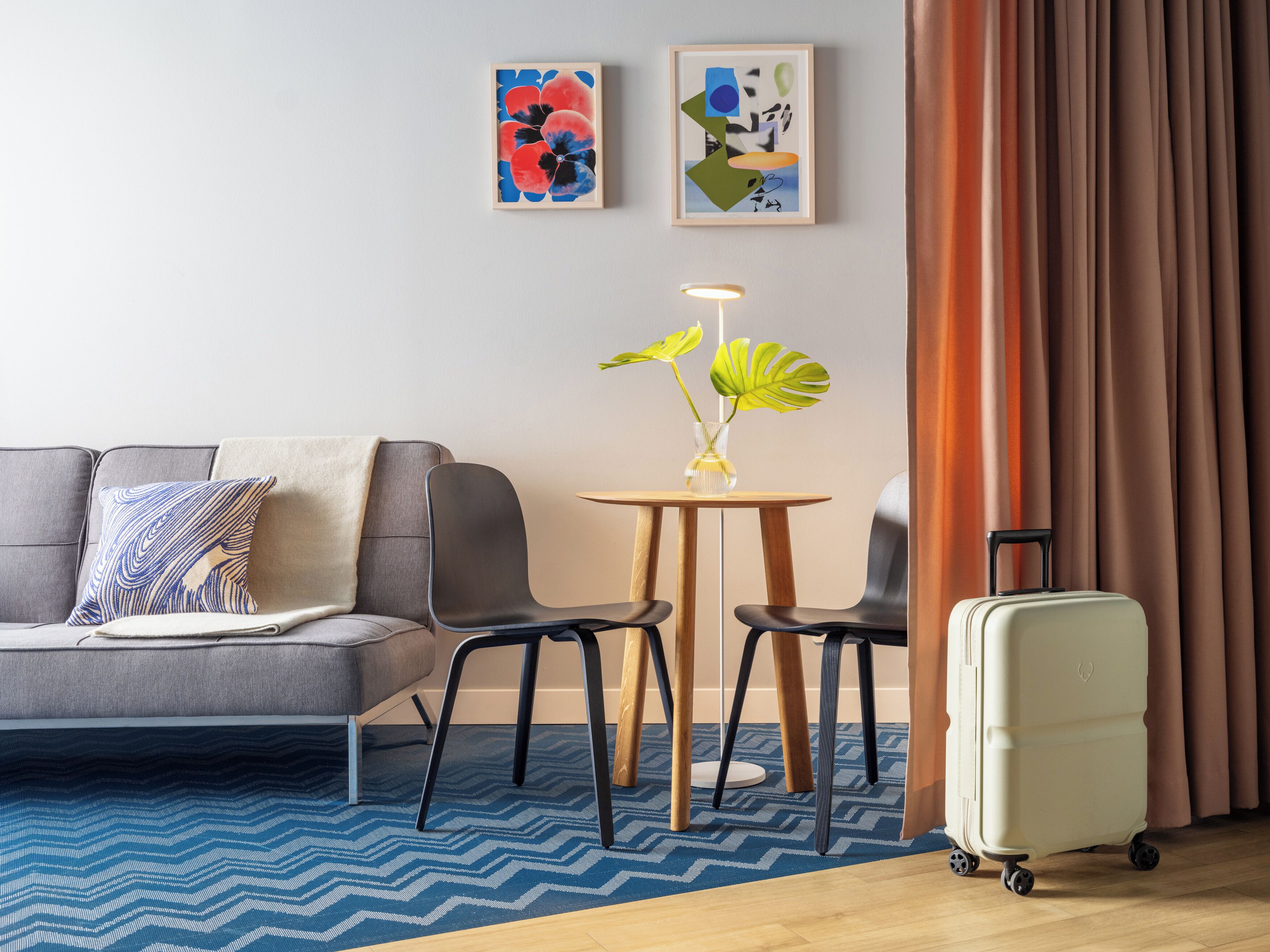 Extra Large Room with Balcony | 起居区 | 42-英寸智能电视（配备数码频道）