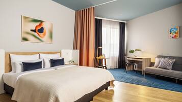 Extra Large Room with Balcony | Roupas de cama premium, cofres nos quartos, escrivaninha
