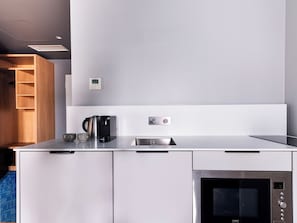 XL Studio, Kitchenette, Balcony | Private kitchen | Coffee/tea maker, electric kettle