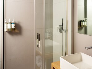 Shower, free toiletries, hair dryer, towels - Numa Berlin Kudamm (Berlin)