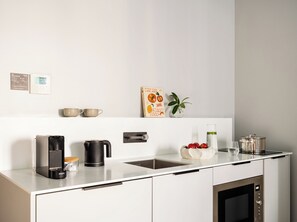 XL Studio, Kitchenette, Balcony and Sofa | Private kitchen | Coffee/tea maker, electric kettle - Numa Berlin Kudamm (Berlin)