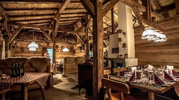 5 restaurantes; se sirven cenas y cocina italiana