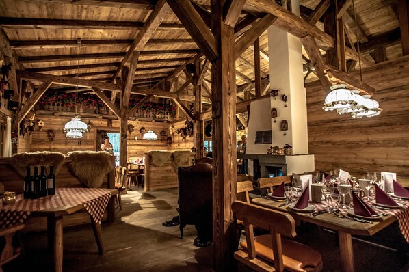 5 restaurants, dinner served, Italian cuisine