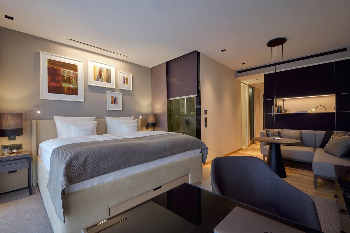 1 bedroom, pillow-top beds, free minibar, in-room safe