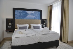 Suite | Hypoallergeen beddengoed, een minibar, een kluis op de kamer, een bureau
