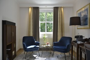 Suite | Hypo-allergenic bedding, minibar, in-room safe, desk - Hotel Caroline Mathilde (Celle)