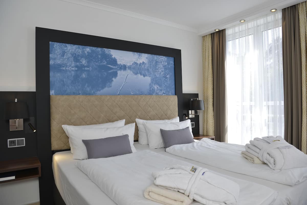 suite | hypo-allergenic bedding, minibar, in-room safe, desk