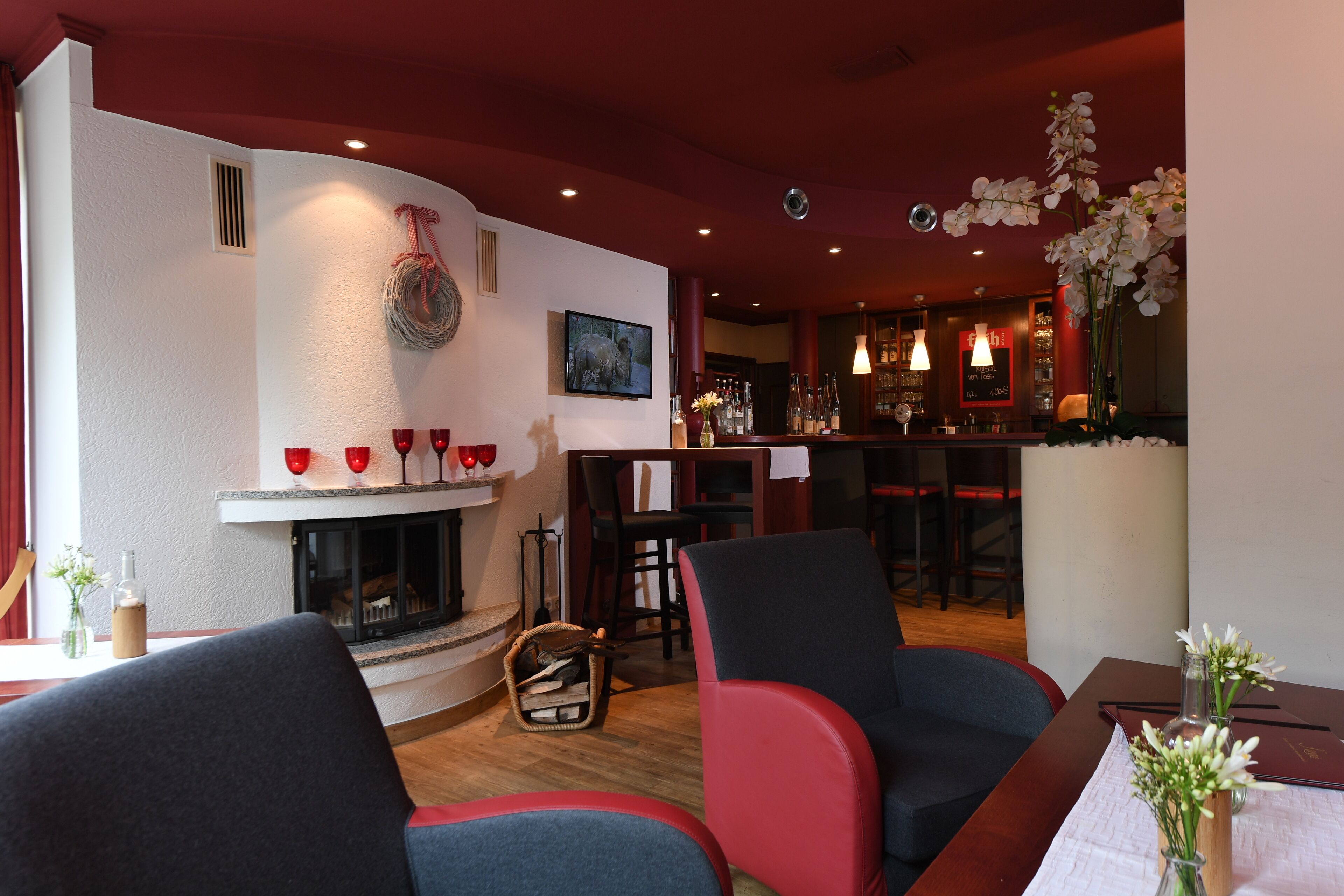 breakfast, lunch, dinner served; regional cuisine