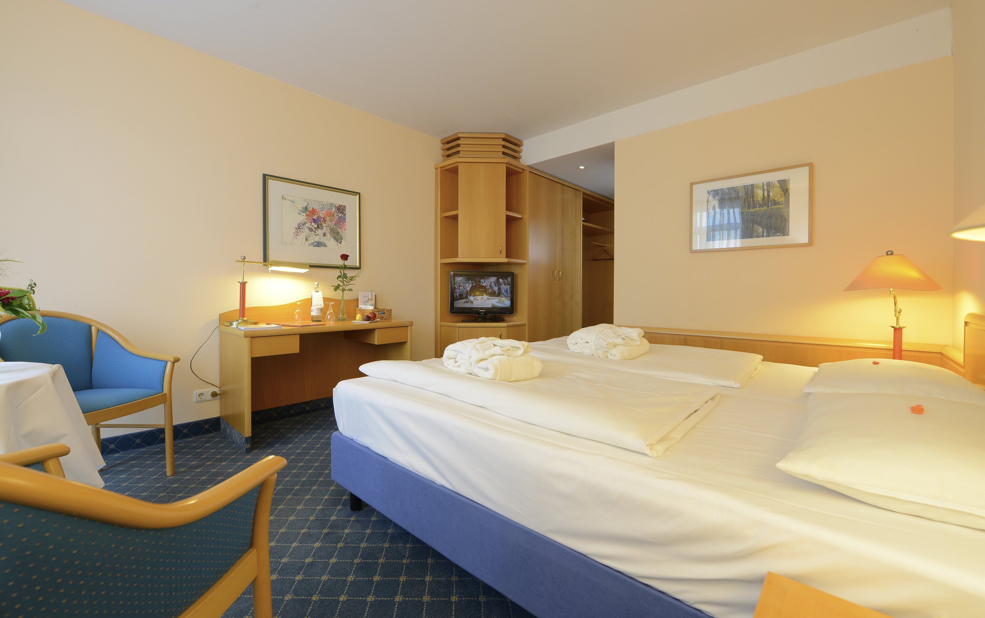 Allergitestade sängkläder och värdeförvaringsskåp på rummet