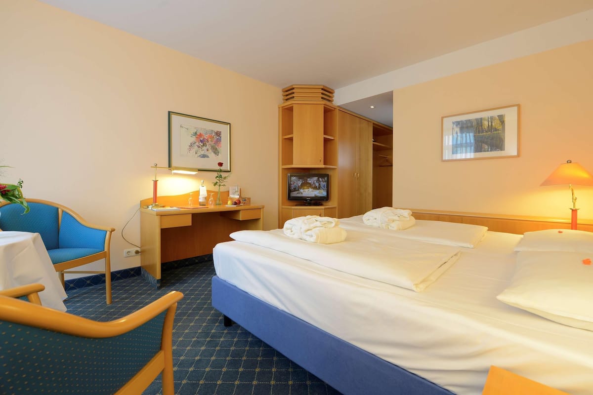 Hypo-allergenic bedding, in-room safe, desk, blackout curtains