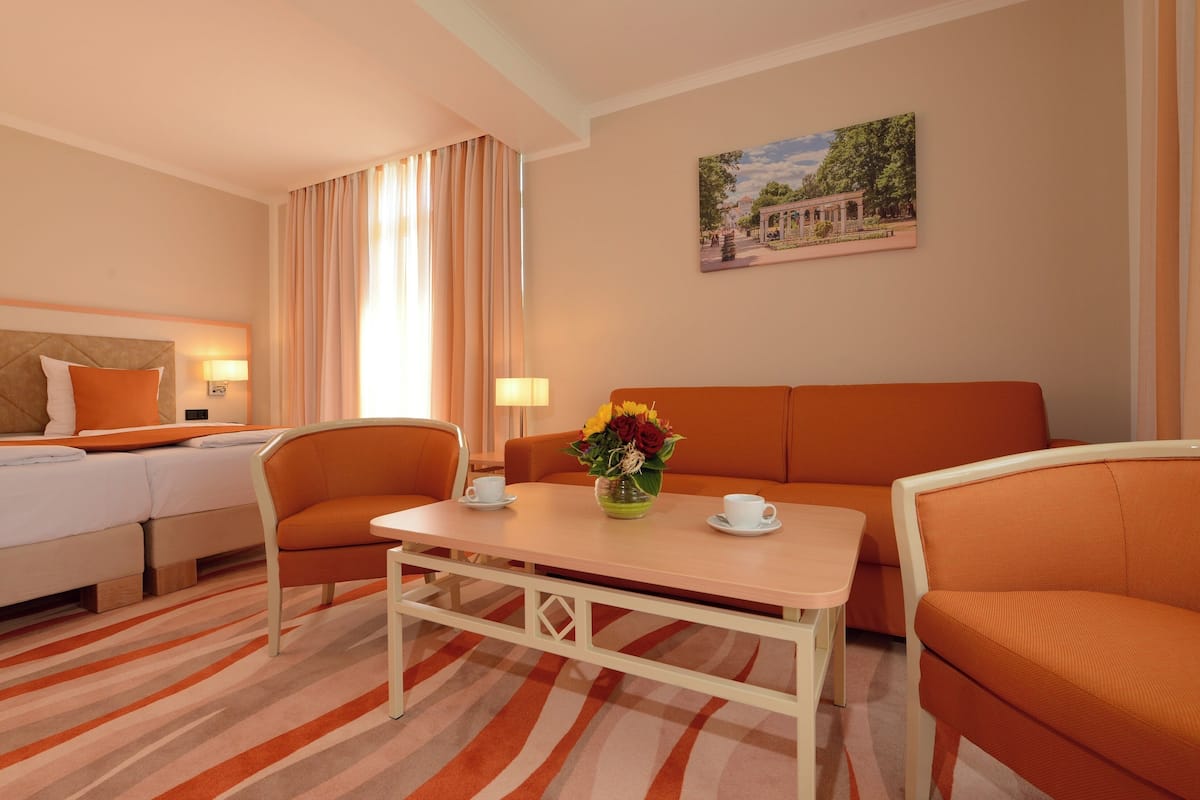 Hypo-allergenic bedding, in-room safe, desk, blackout curtains