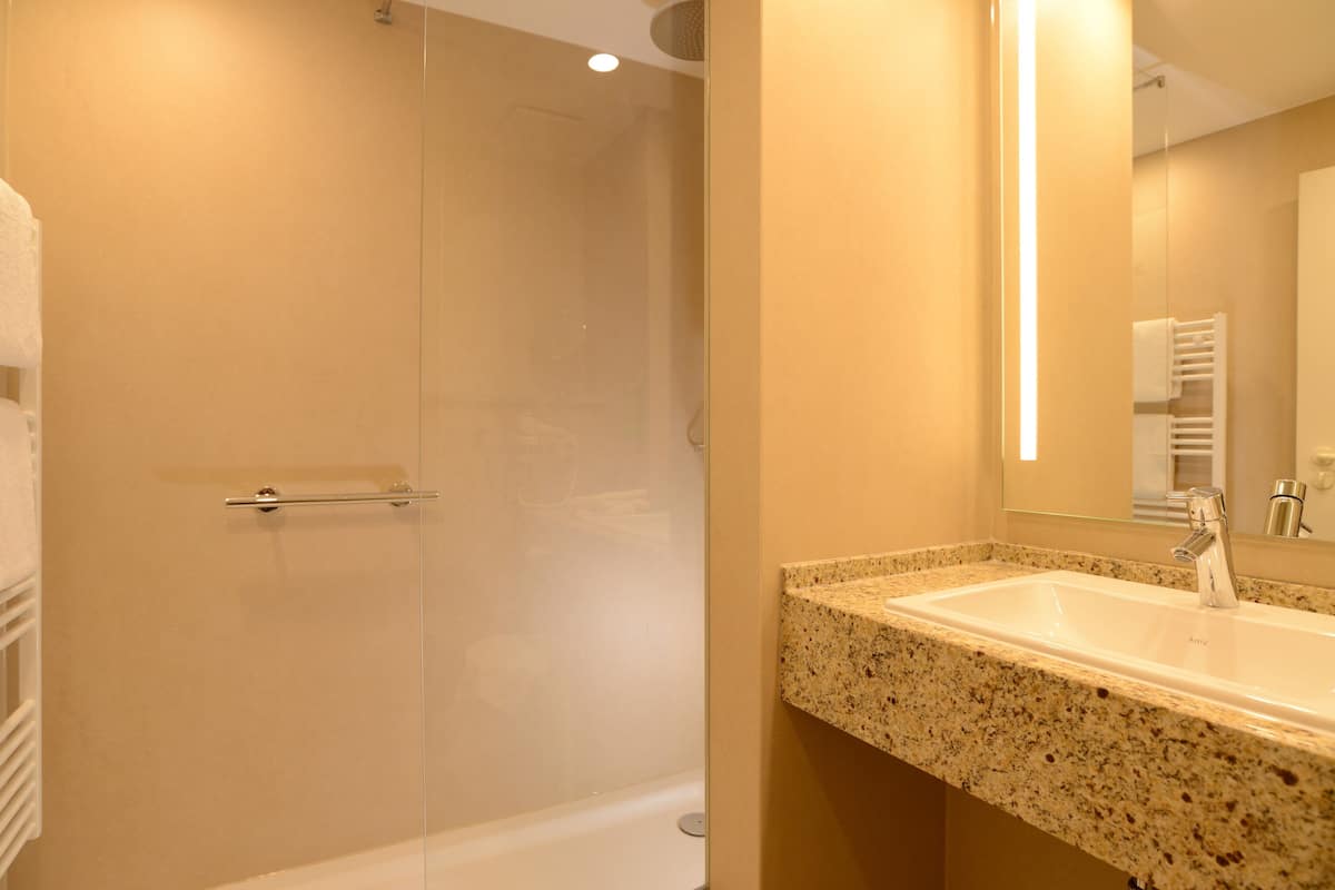 Studio, 1 Double Bed | Bathroom