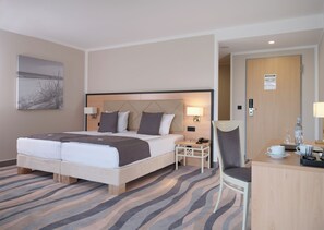 Junior-sviitti (Located to the Sea Side) | Allergiatestatut vuodevaatteet, tallelokero huoneessa