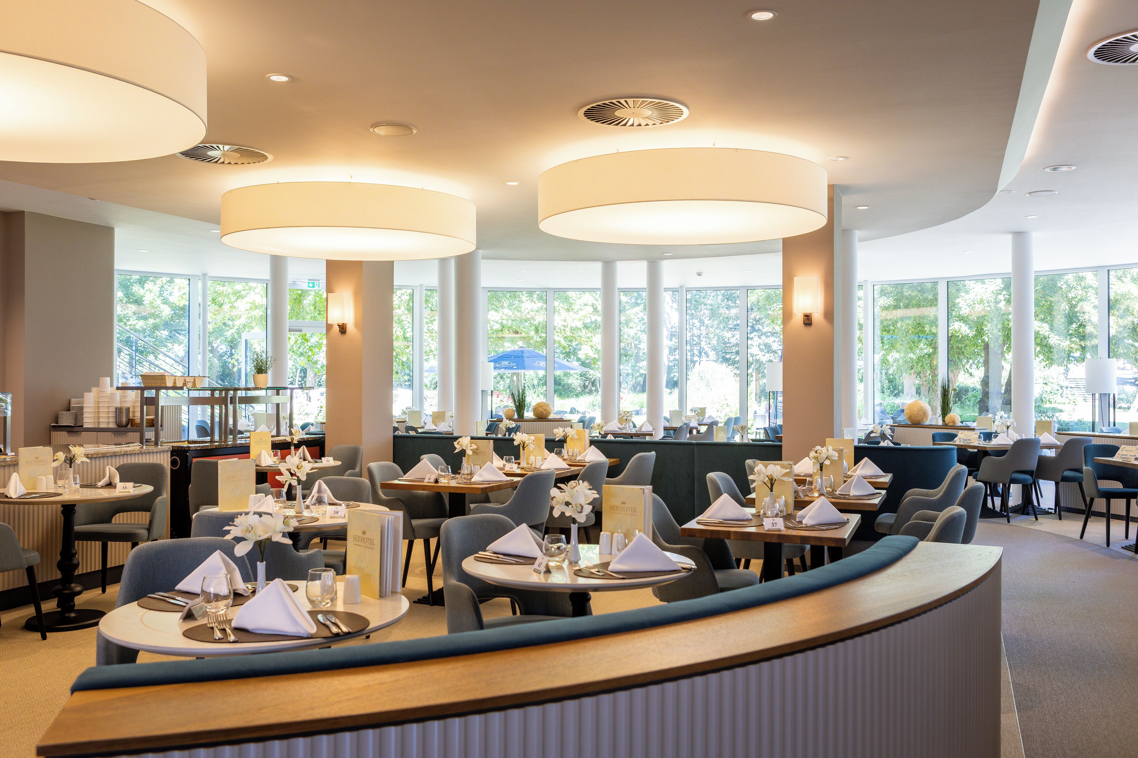 Petit déjeuner et dîner servis sur place