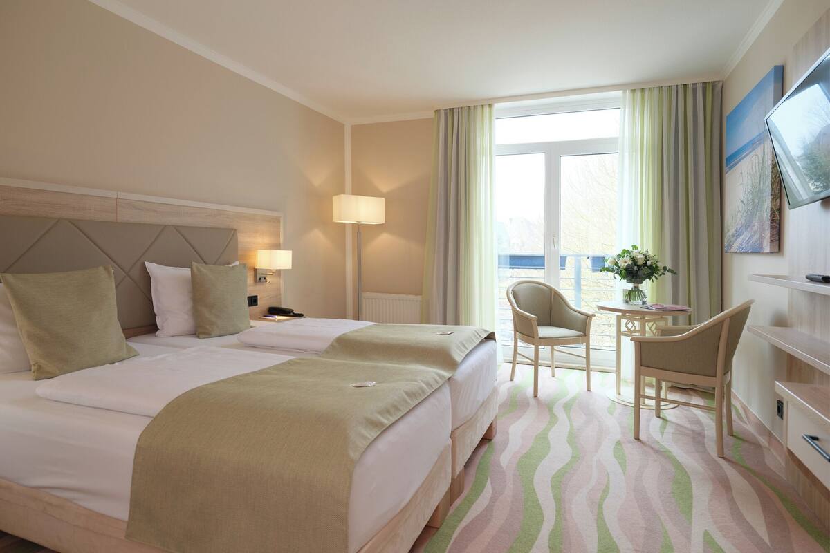 Hypo-allergenic bedding, in-room safe, desk, blackout curtains