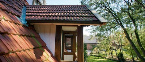Una casa tradicional con techo inclinado y puerta de madera.