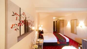 Doppelzimmer (French Bed) | 1 Schlafzimmer, Minibar, Schreibtisch, laptopgeeigneter Arbeitsplatz