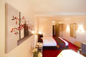 Chambre double (French Bed) | Minibar, bureau, espace de travail pour ordinateurs portables