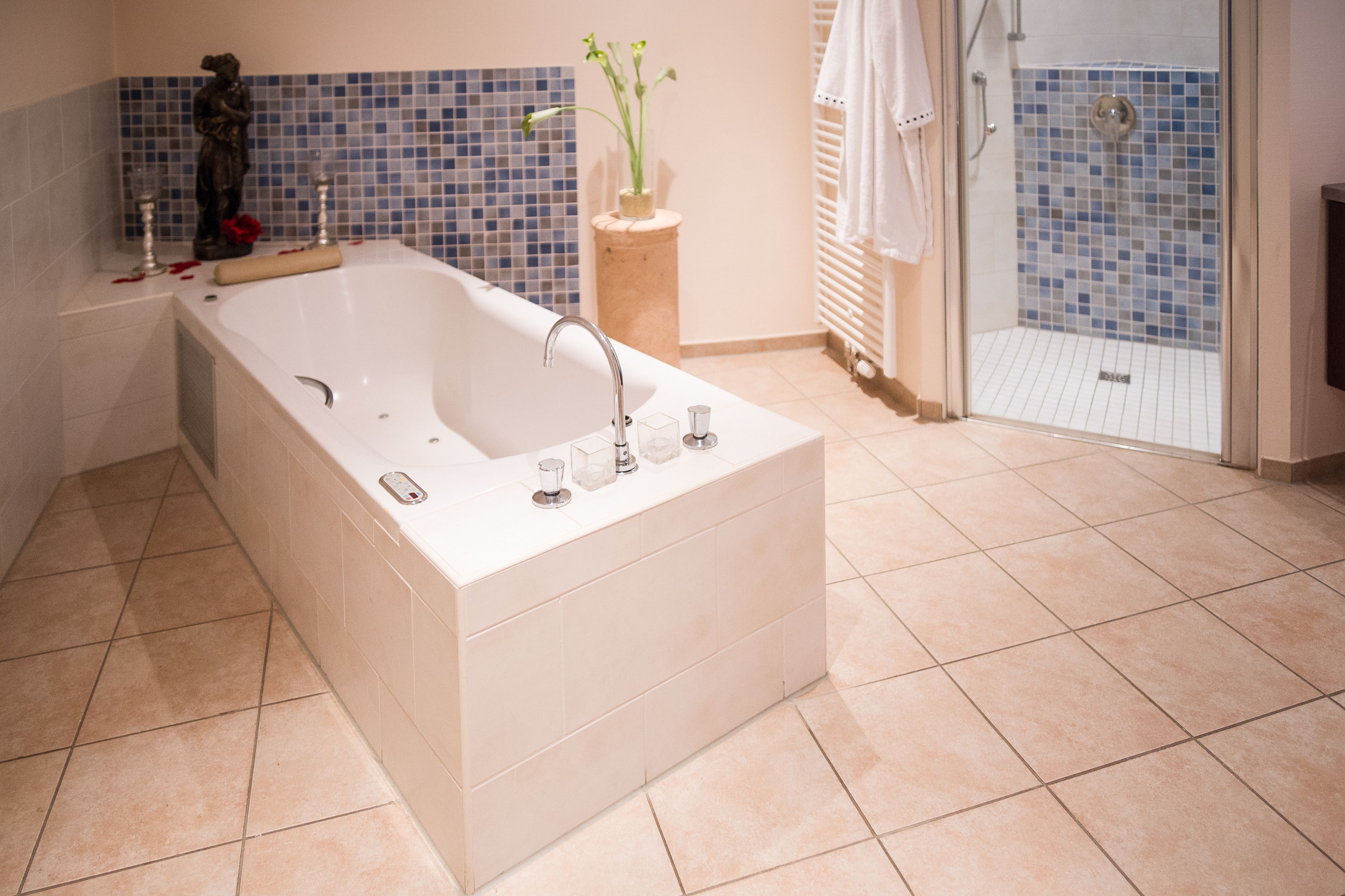 body treatments, hot stone massages, body wraps, body scrubs, facials