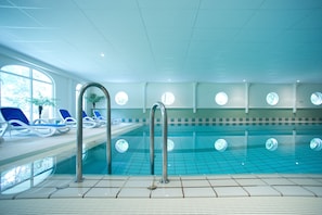 Piscine intérieure, accès possible de 8 h à 21 h, chaises longues